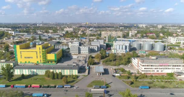 Industrieel fabriekszicht. Voedingsfabriek uitzicht vanuit de lucht. Groot industriegebied van drone — Stockvideo