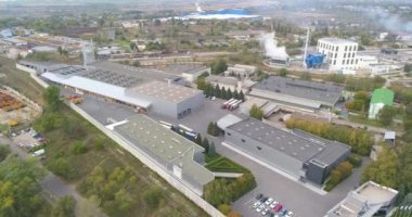 Modern fabrikaları olan sanayi bölgesi. Endüstriyel bölge üzerinde uçuş. Üst görünümü yerleştir