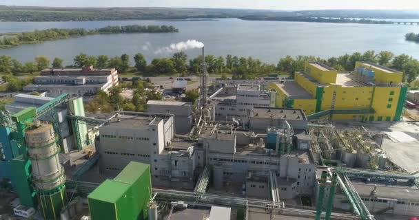 A large modern factory near the river aerial view. A flight over a modern factory. Factory on the river top view — Stock Video