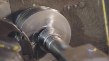 CNC makinesinde metal bir parça işleniyor. Torna, cnc makinesi. CNC Torna Makinesi.