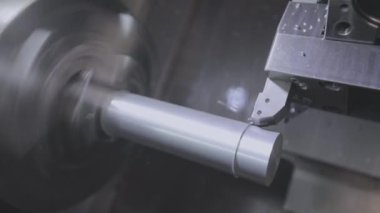 CNC torna makinesi. CNC makinesinde metal bir parça işleniyor. Torna, cnc makinesi
