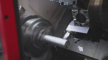 CNC torna makinesi. CNC makinesinde metal bir parça işleniyor. Torna, cnc makinesi