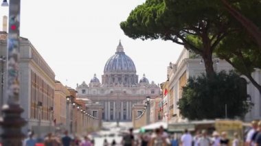 İnsanlar Aziz Peters Bazilikası 'nın yakınında yürüyor. Saint Peters Bazilikası 'na giden yol..