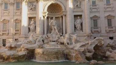 Trevi Çeşmesi Roma 'da, Trevi Çeşmesi güneşli havada, Trevi Çeşmesi yakınlarında turistler