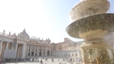 Fountana del Bernini, Sinistra St. Peters Meydanı 'nda ağır çekimde. St. Peters Meydanı 'ndaki çeşme. İtalya, Roma.
