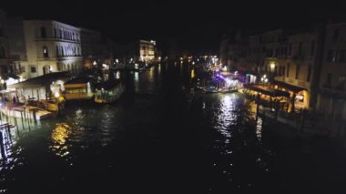 Tekne Venedik 'teki Büyük Kanal boyunca gidiyor. Venedik geceleri, Venedik 'in güzel gece manzaraları, Venedik' in gece kanalları..