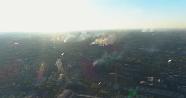 Rök från en stor anläggning. Flyg över ett stort metallverk. Farliga utsläpp från skorstenen i anläggningen. Stor växt ovanifrån. — Stockvideo