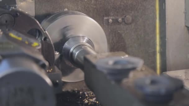 CNC draaibank. Het verwerken van een metalen onderdeel in een CNC-machine. draaibank, cnc-machine — Stockvideo