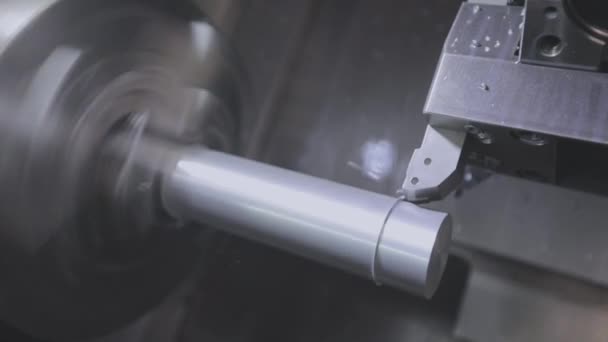 CNC τόρνος μηχανή. Επεξεργασία ενός μεταλλικού μέρους σε μια CNC μηχανή. Τόρνος, μηχανή cnc — Αρχείο Βίντεο