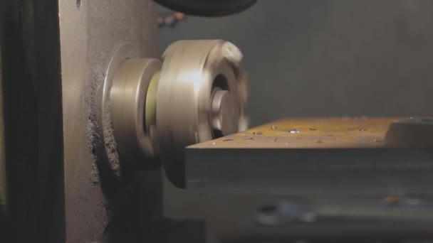 Fresado de piezas metálicas. Mecanizado CNC de piezas metálicas. Rectificado de piezas en una máquina cnc — Vídeo de stock