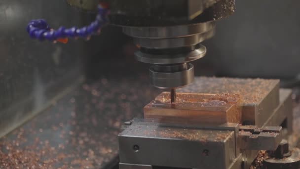 CNC-bearbetning av metalldelar. Slipdelar på en cnc-maskin. Fräsning av metalldelar. — Stockvideo