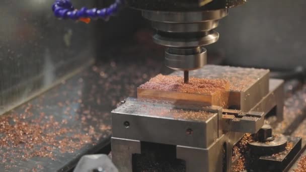 Creazione di una parte su una macchina CNC, una moderna macchina CNC. Parte metallica in macchina CNC — Video Stock