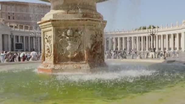 Fontana del Bernini, sinistra. Fontana in Piazza San Pietro. Italia, Roma — Video Stock