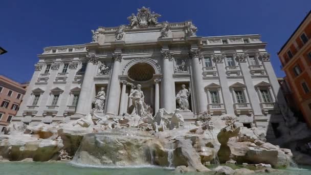 Palazzo Poli ve Trevi Fountain Roma, İtalya. Roma 'da popüler bir turizm merkezi — Stok video