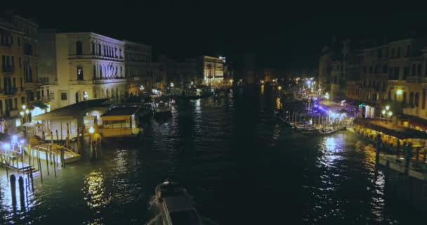 Foto nocturna del Gran Canal, Venecia, Italia. El barco navega por el Gran Canal de Venecia por la noche, — Vídeos de Stock