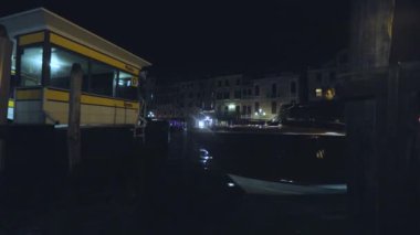 Nehir taksi iskeleye park etmiş. Venedik, İtalya. Venedik Kanalı Gece Çerçevesi