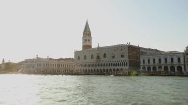 Venedik kanallarındaki bir tekneden görüntüler. Arka planda Campanile di San Marco ve Palazzo Ducale. Venedik kanallarında tekneler