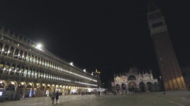 Gece San Marco 'nun Campanile' i, San Marco Meydanı, Venedik. Gece Piazza San Marco 'da. Turistler gece San Marco 'da dolaşır.