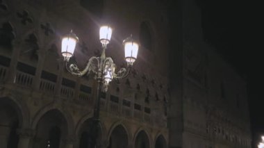 Venedik 'teki San Marco meydanındaki Doges Sarayı. Doges Sarayı geceleri. St. Marks Meydanı 'nda mimarlık