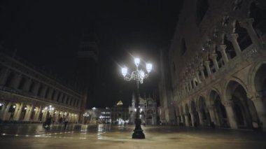 Venedik, San Marco Meydanı 'ndaki Palazzo Ducale. Gece Palazzo Ducale 'de. St. Marks Meydanı 'nda mimarlık