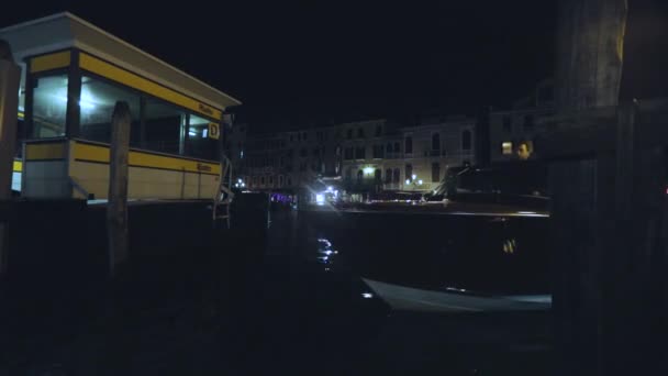 Парковка річкових таксі біля пірсу. Венеція, Італія. Нічний канал Венеція — стокове відео