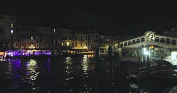 Ponte Rialto à noite, Venezia, Itália. Moldura noturna do canal veneziano, ponte de Rialto sobre o Grande Canal — Vídeo de Stock