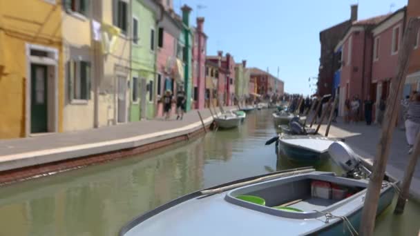 Burano adası, insanlar Burano adasının kanalı boyunca yürüyorlar. Venedik, İtalya. — Stok video