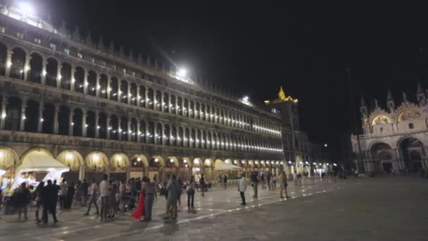 Quadro noturno da Praça de San Marco, Itália, Veneza. Panorama quadrado de San Marco. Turistas caminham em torno de San Marco à noite — Vídeo de Stock
