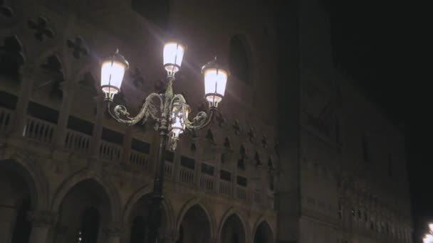 Palácio Doges na Praça San Marco em Veneza. Palácio dos Cães à noite. Arquitetura em St. Marks Square — Vídeo de Stock