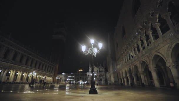 Palazzo Ducale na Praça San Marco em Veneza. Palazzo Ducale à noite. Arquitetura em St. Marks Square — Vídeo de Stock
