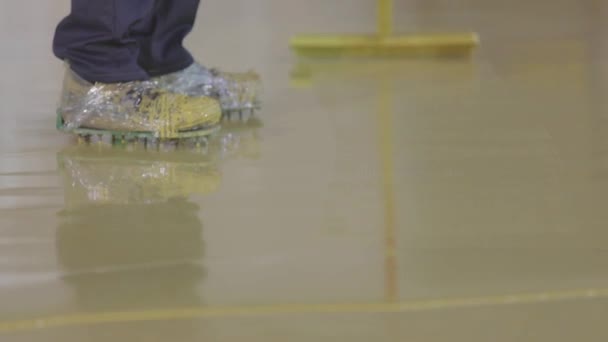 Creating a self-leveling floor. The process of creating a self-leveling floor. The builder makes a self-leveling floor. Builder at a construction site — Stock Video