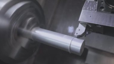 CNC torna makinesi. CNC makinesinde metal bir parça işleniyor. Torna, cnc makinesi