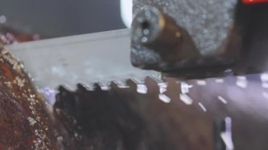 Testere bıçağı yakın çekim. Metal bir iş parçasını yakın plan kesme işlemi. Yakın plan testere dişleri.