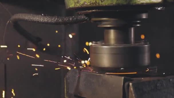 Fresar una parte metálica en una máquina, chispas brillantes de una parte metálica. Chispas de mecanizar una pieza metálica — Vídeo de stock
