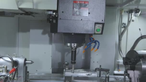 Parte metálica en la máquina CNC. Creación de una pieza en una máquina CNC, una máquina CNC moderna. — Vídeo de stock