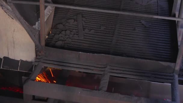 Proces koksowania węgla, proces produkcji węgla koksowniczego. Gorący węgiel koksowy opuszcza piec. — Wideo stockowe