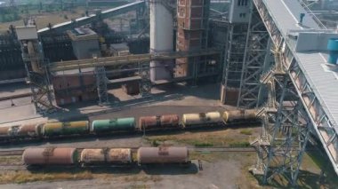 Büyük bir metalürjik tesisin üzerinden uçmak. Metalurjik bir bitkiden büyük metalürjik bitki görüntüsü emisyonları