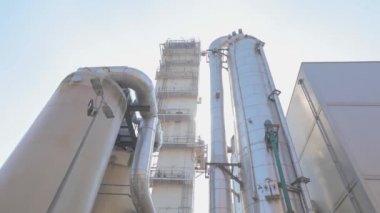 Modern bitki. Modern bir fabrikada parlak depolama tankları. Fabrikadaki modern boru hattı