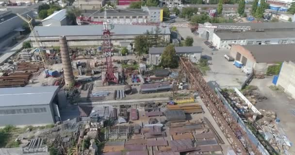 Věžový anténní výhled. Práce velkého stavebního jeřábu. Tower crane — Stock video