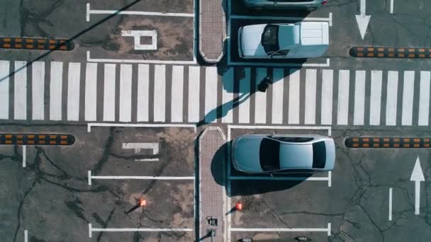 Wiele samochodów na parkingu, widok z góry. Parking w pobliżu sklepu widok z drona. — Wideo stockowe