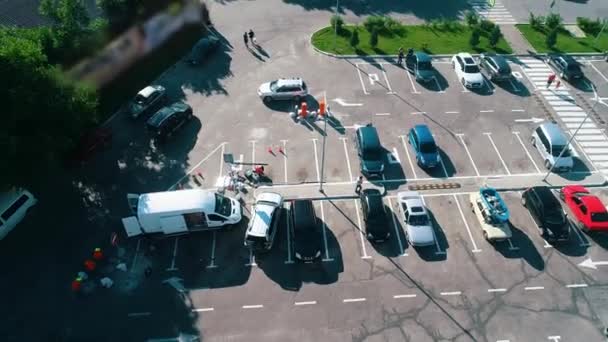 Span over a parking lot with cars, parking near a store top view — Stock Video