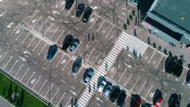 Wiele samochodów na parkingu, widok z góry. Parking w pobliżu sklepu widok z drona. — Wideo stockowe