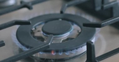 Gaz ocağında yemek pişirmek. Gaz ocağını açıyorum. Gaz sobasını açıyorum..