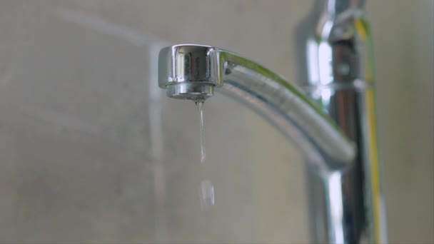 El agua gotea del grifo. Proyectando el primer plano de la grúa. El agua del grifo gotea del grifo. Agua potable en el grifo. Grifo en la cocina de cerca. Primer plano del mezclador — Vídeo de stock