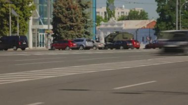 Büyük şehir zaman turlarında araba trafiği. Zamanda bir sürü araba turu.