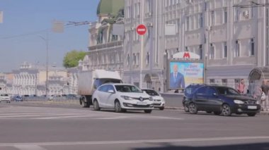 Arabalar yola koyulur. Şehirdeki arabalar. Arabayla geniş yol