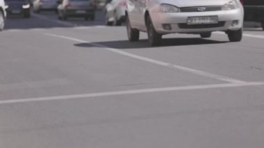 Arabaların gittiği yol. Şehirdeki arabalar. Yoğun şehir trafiği