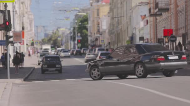 Un montón de coches en la carretera. Tráfico urbano. Tráfico metropolitano — Vídeo de stock