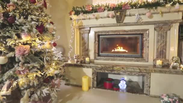 Piękne noworoczne wnętrze z choinką i kominkiem. Świąteczne wnętrze w nowoczesnym domu. Przytulne wnętrze Boże Narodzenie — Wideo stockowe