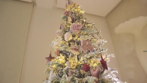Χριστουγεννιάτικα στολίδια στο δέντρο. Το σπίτι είναι διακοσμημένο με χριστουγεννιάτικα στολίδια. Μοντέρνο άνετο σπίτι με χριστουγεννιάτικα στολίδια — Αρχείο Βίντεο